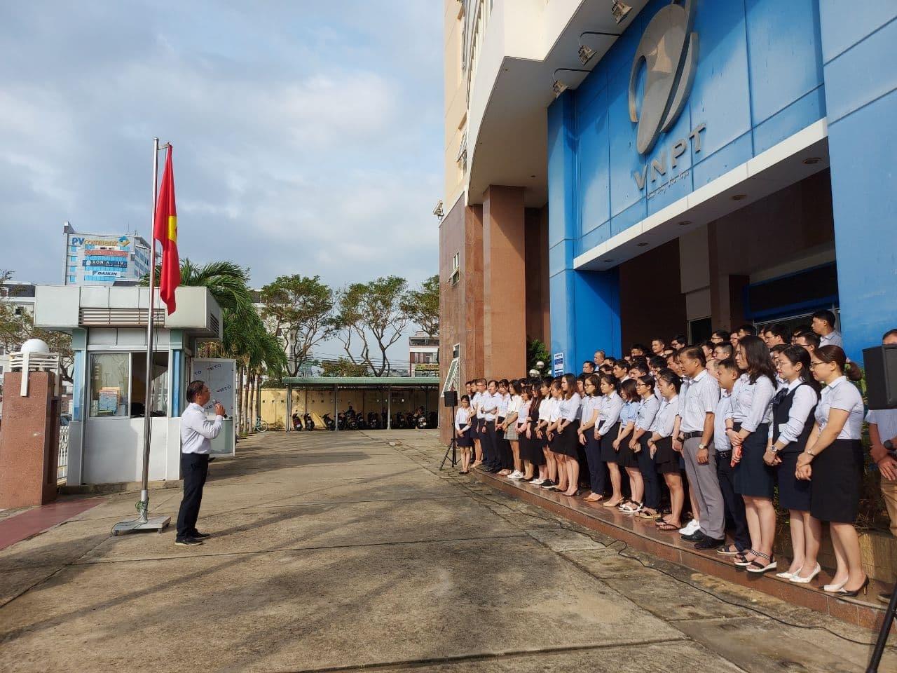 Chào cờ đầu tháng - Nét đẹp văn hóa của người VNPT IT III Chào cờ đầu tháng - Nét đẹp văn hóa của người VNPT IT III